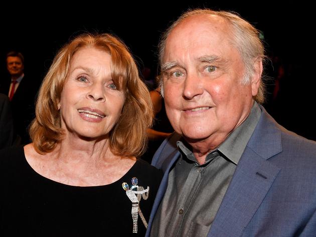 Michael Verhoeven (*13. Juli 1938 in Berlin, † 22. April 2024 in München): Der Regisseur und promovierte Arzt war ein Meister des politischen Films, bekannt für „Die weiße Rose“ und „Das schreckliche Mädchen“. Vielen dürfte er auch als Ehemann von Senta Berger bekannt sein. Mit Witz und Scharfsinn brachte er das deutsche Kino zum Nachdenken – und zum Lachen.