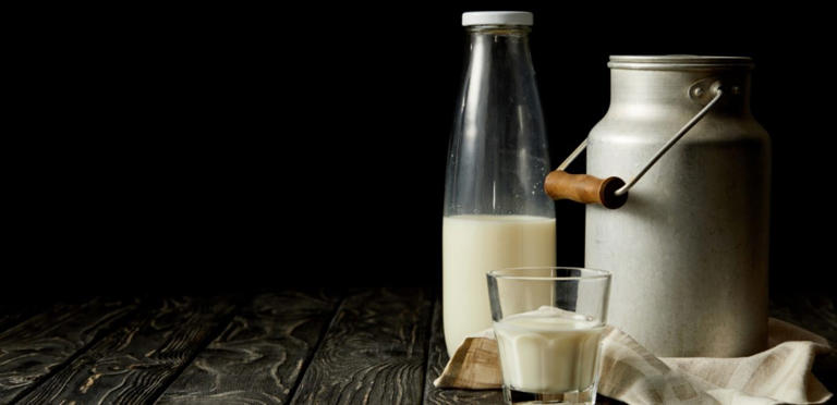 كوب من الحليب الطازج