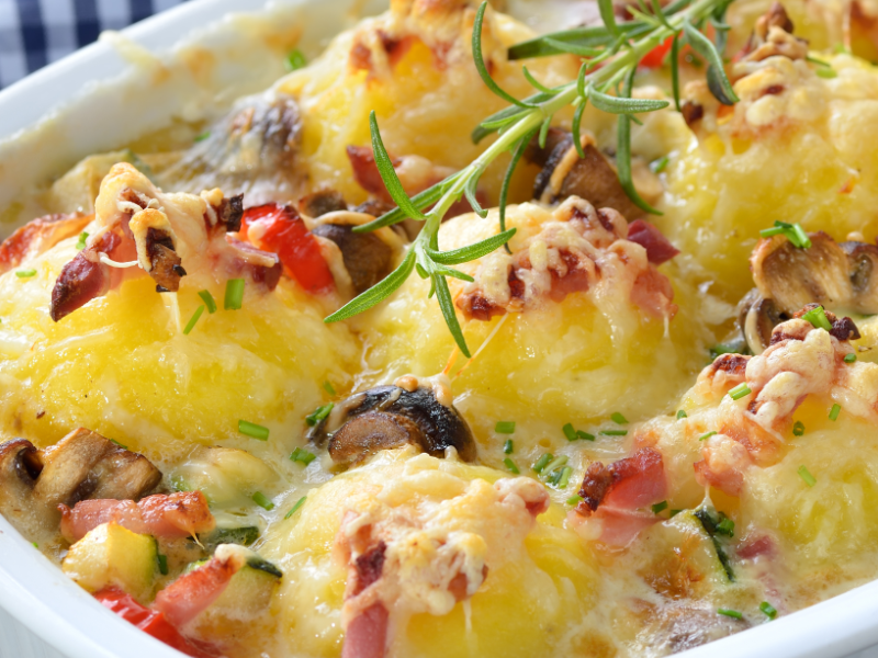 Mehr als eine Beilage: Schnelles Rezept für köstlichen Knödelauflauf