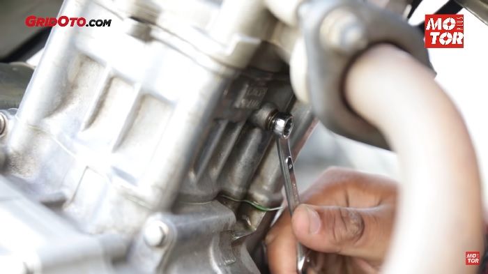 Begini Cara Gampang Ganti Air Radiator Motor Sendiri Di Rumah