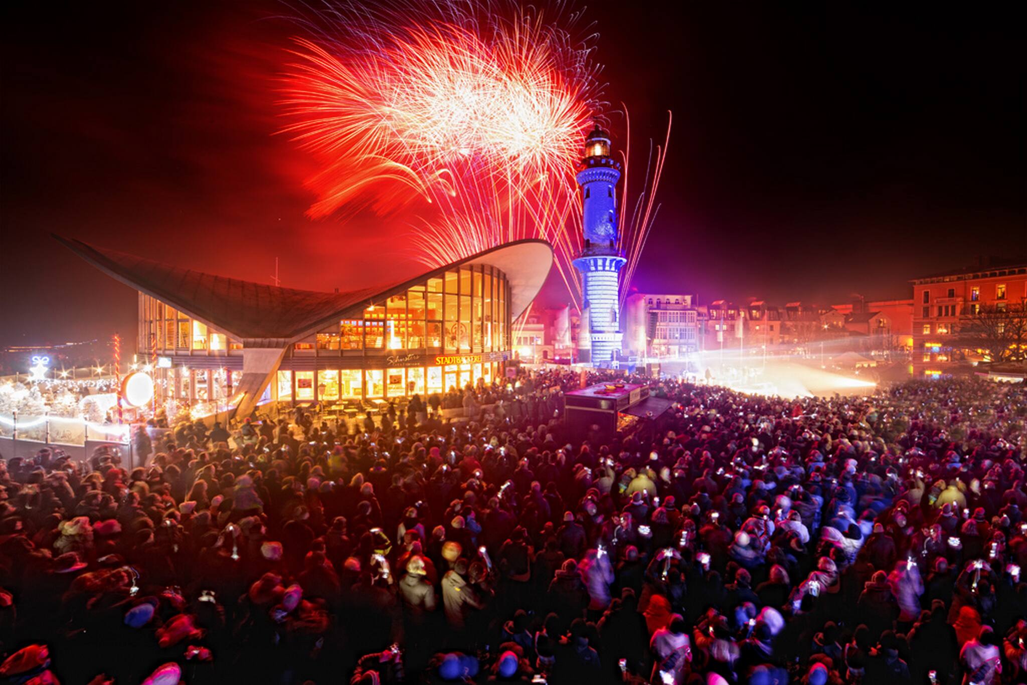 Turmleuchten 2025 im Livestream aus Warnem&uuml;nde: Hier das Event ansehen