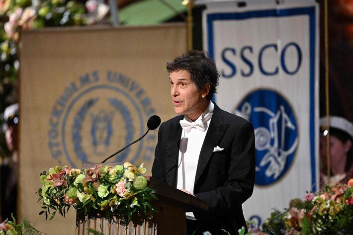 David Baker na cerimônia do Nobel de Química Foto: Jonathan Nackstrand/AFP