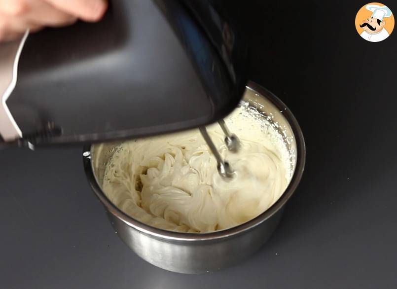 Pandoro-brioche gefüllt mit nutella- und vanillecreme in form eines ...