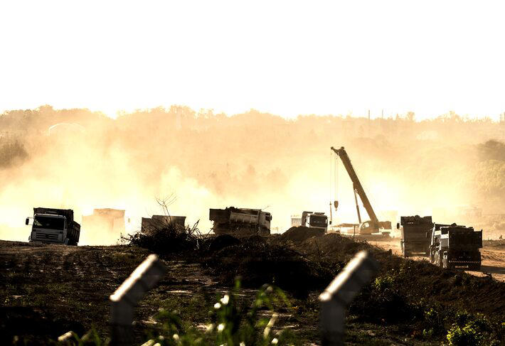 Obras na fábrica da BYD em Camaçari, na Bahia Foto: Werther Santana/Estadão