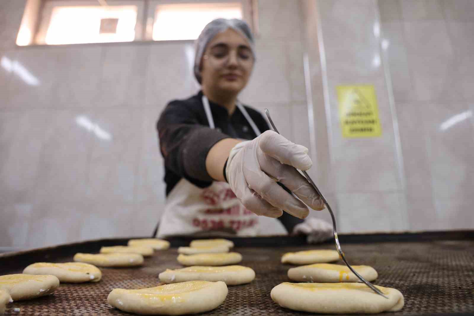 Fırın gibi okul: Günlük 4 bin ekmek üretiliyor, yılda 2 milyon lira kazanıyor