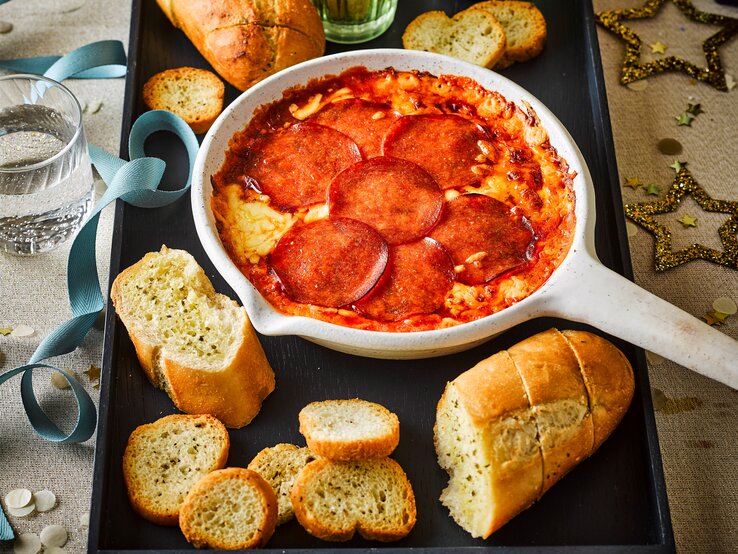 Pizza-Fondue im Brot: Rezept für deine Party