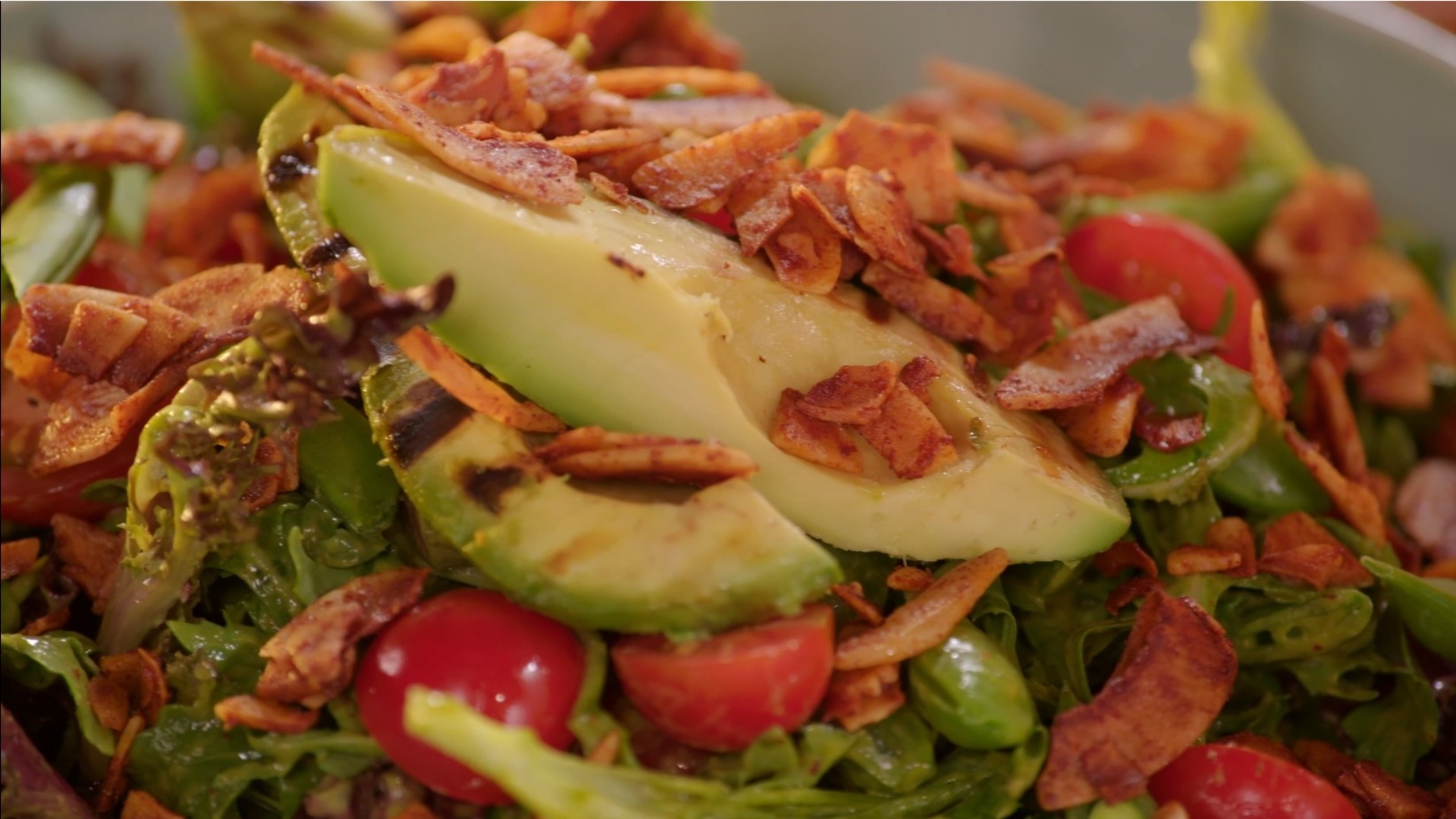 Veganer BLT-Salat mit Kokosnuss-Speck