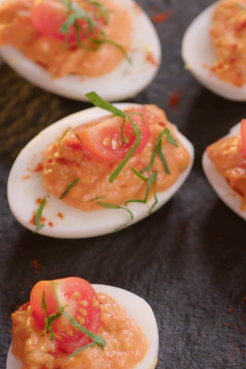 Gefüllte Eier mit Thunfisch und spanischem Sofrito