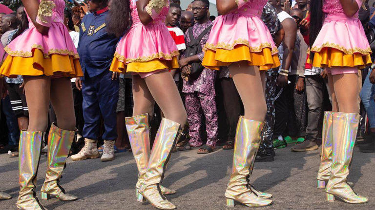 Nigerians take to the streets for Calabar Carnival