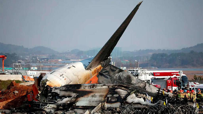 O avião colidiu com um paredão de concreto, construído no fim da pista de pouso do aeroporto