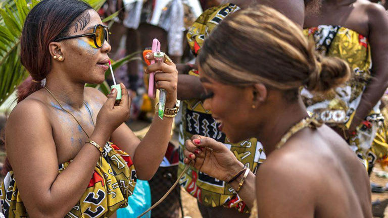 Nigerians take to the streets for Calabar Carnival