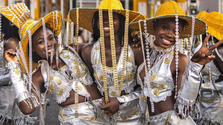 Nigerians take to the streets for Calabar Carnival