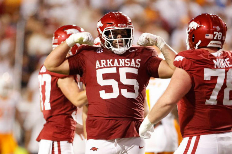 Arkansas offensive lineman issues apology after viral video during