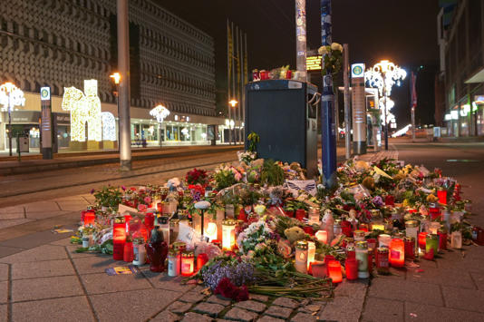 dpatopbilder - 30.12.2024, Sachsen-Anhalt, Magdeburg: Blumen und Kerzen stehen im Gedenken an die Anschlagsopfer an einer Straßenbahnhaltestelle in der Ernst-Reuter-Allee. Vier Tage vor Heiligabend gab es einen Anschlag auf den Magdeburger Weihnachtsmarkt. Ein Mann war mit seinen Auto in die Besucher gerast. Es gab fünf Tote und über 200 Verletze. Foto: Heiko Rebsch/dpa +++ dpa-Bildfunk +++ data-portal-copyright=