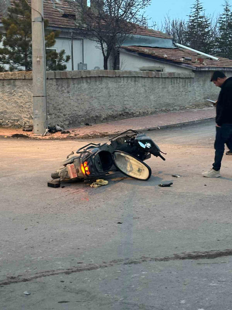 AKSARAY’DA OTOMOBİLİN MOTOSİKLETE ÇARPTIĞI ANLAR GÜVENLİK KAMERASINA YANSIRKEN, MOTOSİKLETTEN SAVRULAN BABA VE KÜÇÜK KIZIN BİRBİRİNE SARILMASI YÜREKLERİ DAĞLADI.