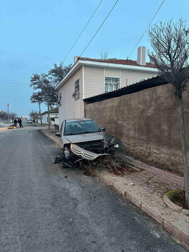 AKSARAY’DA OTOMOBİLİN MOTOSİKLETE ÇARPTIĞI ANLAR GÜVENLİK KAMERASINA YANSIRKEN, MOTOSİKLETTEN SAVRULAN BABA VE KÜÇÜK KIZIN BİRBİRİNE SARILMASI YÜREKLERİ DAĞLADI.