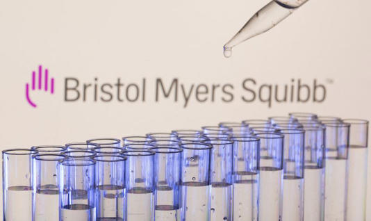 FOTO DO ARQUIVO: Tubos de ensaio são vistos na frente de um logotipo da Bristol Myers Squibb exibido nesta ilustração tirada em 21 de maio de 2021. REUTERS/Dado Ruvic/Ilustração/Foto de arquivo