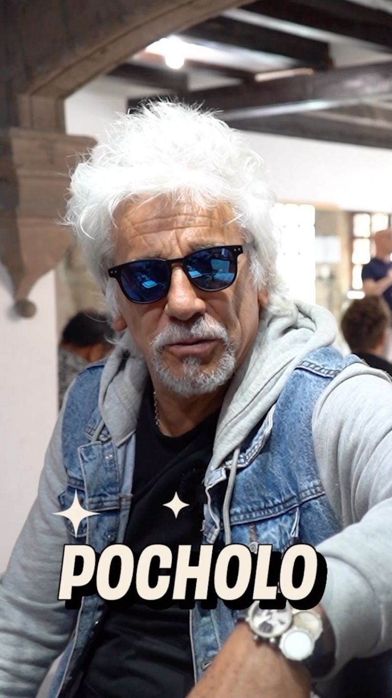 Pocholo le hizo una broma a todos los asistentes al teatro (IG: eldiablotieneotrosdatos)