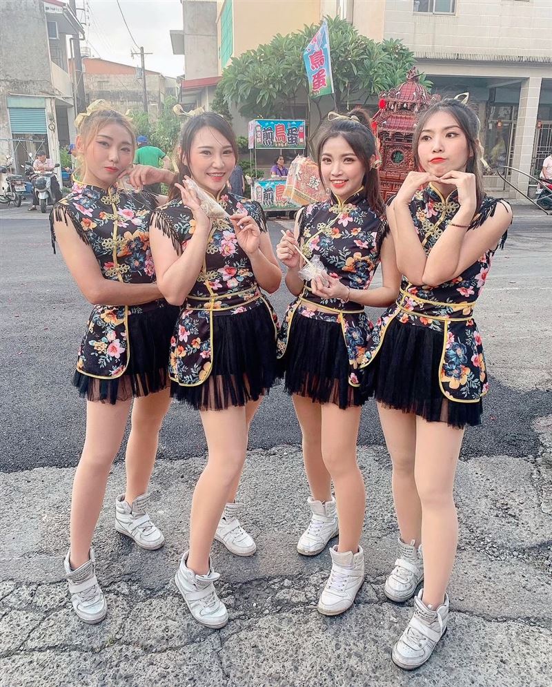 不少廟會活動都能看到包家潮州六姐妹穿著火辣旗袍熱舞，露出身長美腿林。（圖／翻攝自包家潮州六姐妹IG）