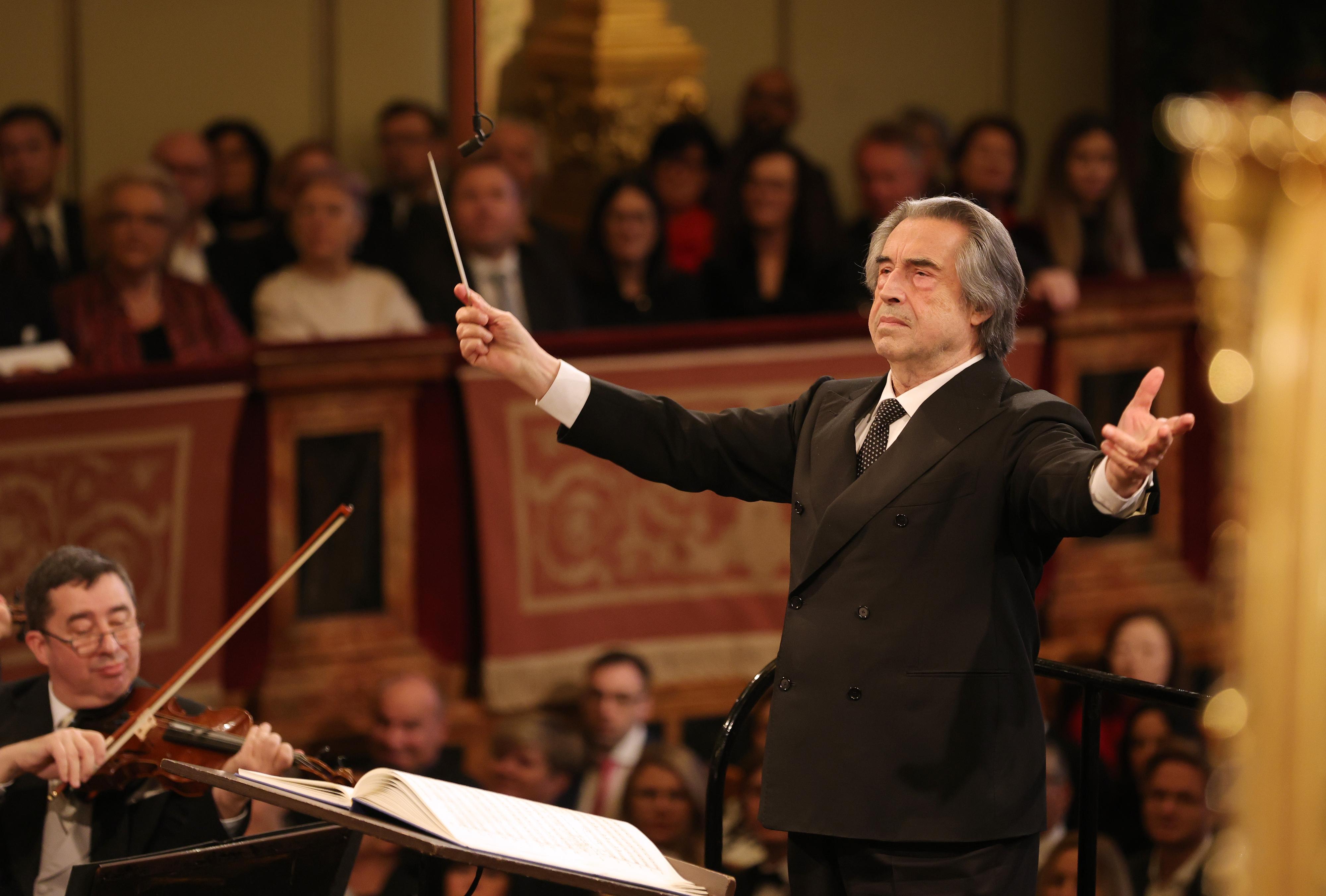 Die Wiener Philharmoniker unter Riccardo Muti während der Voraufführung des Neujahrskonzerts 2025 im Großen Saal des Wiener Musikvereins. The Vienna Philharmonic under the baton of Riccardo Muti during the preview performance of the New Year's Concert 2025 in the Golden Hall of the Vienna Musikverein.