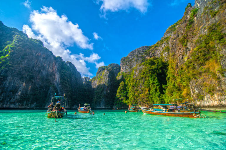 Praia na ilha de Phi Phi, na Tailândia