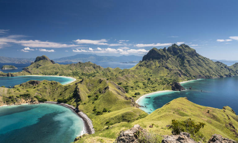 Vista aérea da ilha ‘Pulau Padar’ no famoso Parque Nacional de Komodo, na Indonésia. Komodo é mundialmente famosa pela bela vida subaquática, pelos locais de mergulho e pelo dragão de Komodo. Praias isoladas de areia branca também avistam as ilhas do arquipélago.