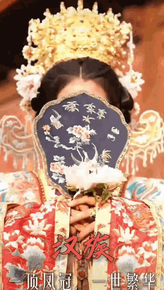 云南姑娘把“中国剪纸”穿成米兰高定，网友：怎么拍都有面！