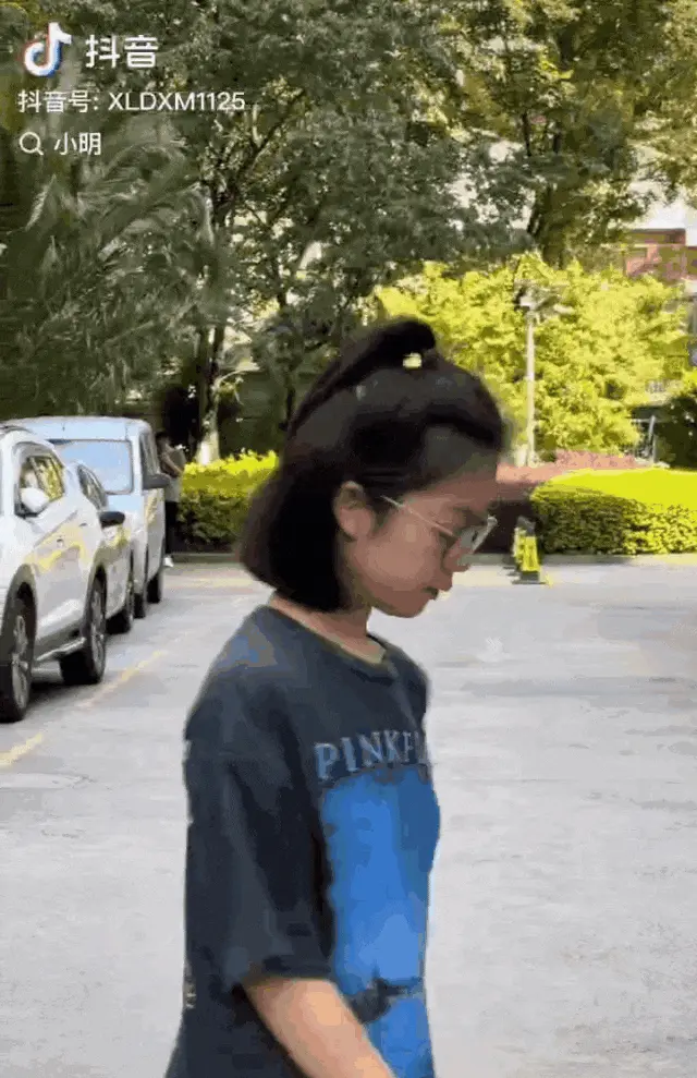云南姑娘把“中国剪纸”穿成米兰高定，网友：怎么拍都有面！