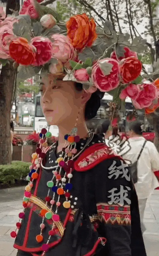 云南姑娘把“中国剪纸”穿成米兰高定，网友：怎么拍都有面！