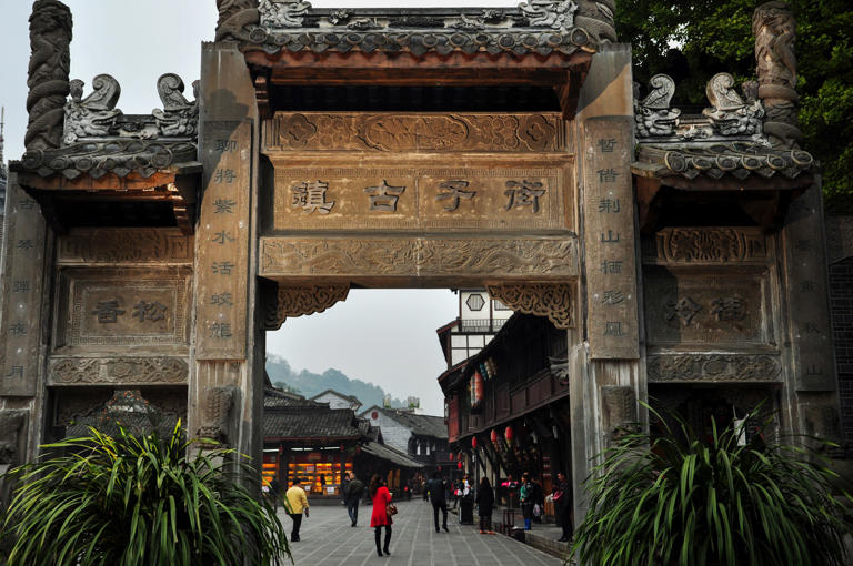 崇州附近好玩的旅游景点推荐：街子古镇，安仁古镇，刘氏庄园博物馆，元通古镇，鸡冠山森林公园，九龙沟，罨画池，桤木河湿地公园，光严禅院，凤栖山。