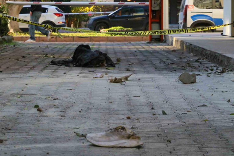 ANTALYA'DA 20 GÜN ÖNCE BOŞANDIĞI EŞİNİ ÜZERİNE YANICI MADDE DÖKEREK YAKAN ŞAHIS EMNİYETTEKİ İŞLEMLERİNİN ARDINDAN ADLİYEYE ÇIKARILDI. GAZETECİLERİN ‘EŞİNİZİ NEDEN YAKTINIZ' SORUSUNA GÜRHAN Ü. “PİŞMANIM” ŞEKLİNDE CEVAP VERDİ.