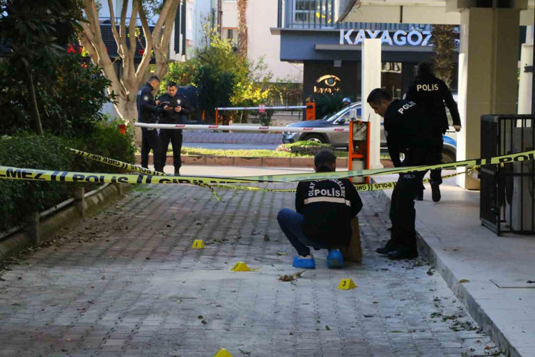 ANTALYA'DA 20 GÜN ÖNCE BOŞANDIĞI EŞİNİ ÜZERİNE YANICI MADDE DÖKEREK YAKAN ŞAHIS EMNİYETTEKİ İŞLEMLERİNİN ARDINDAN ADLİYEYE ÇIKARILDI. GAZETECİLERİN ‘EŞİNİZİ NEDEN YAKTINIZ' SORUSUNA GÜRHAN Ü. “PİŞMANIM” ŞEKLİNDE CEVAP VERDİ.