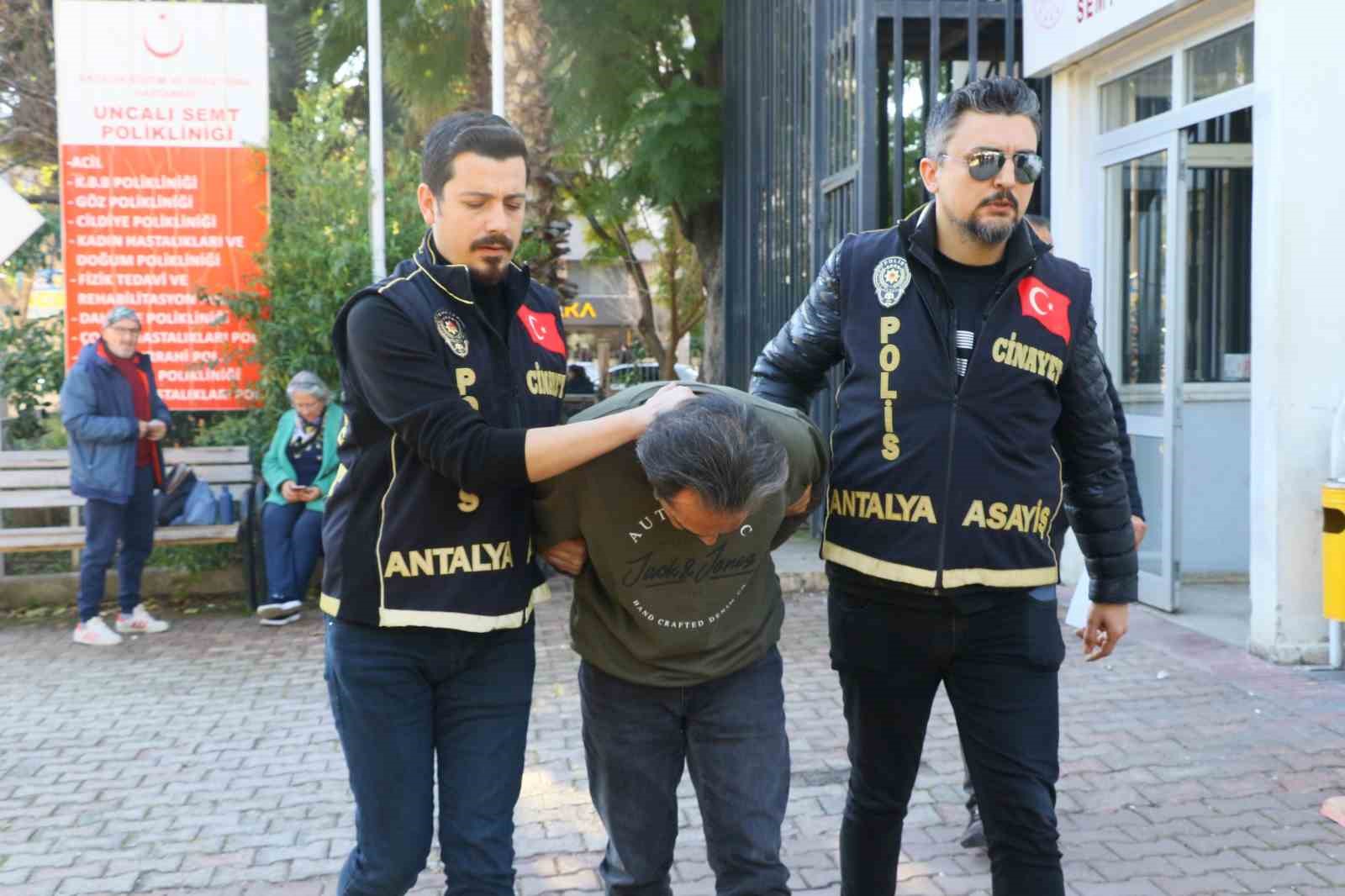 ANTALYA'DA 20 GÜN ÖNCE BOŞANDIĞI EŞİNİ ÜZERİNE YANICI MADDE DÖKEREK YAKAN ŞAHIS EMNİYETTEKİ İŞLEMLERİNİN ARDINDAN ADLİYEYE ÇIKARILDI. GAZETECİLERİN ‘EŞİNİZİ NEDEN YAKTINIZ' SORUSUNA GÜRHAN Ü. “PİŞMANIM” ŞEKLİNDE CEVAP VERDİ.