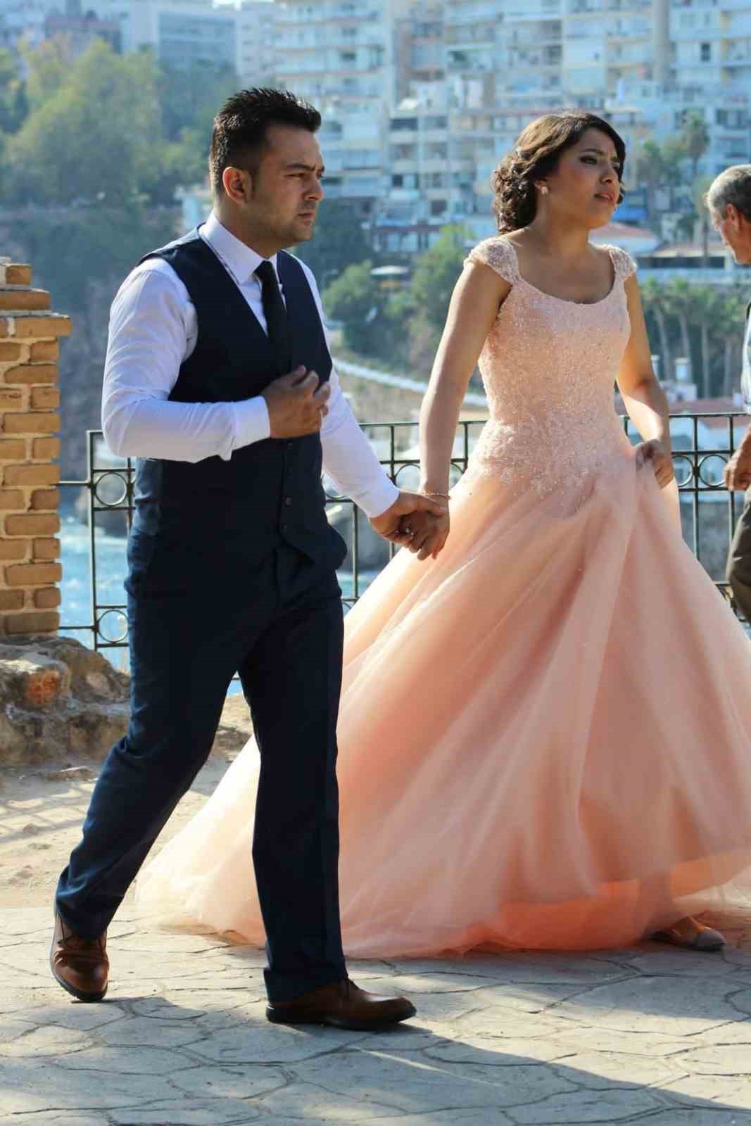 ANTALYA'DA 20 GÜN ÖNCE BOŞANDIĞI EŞİNİ ÜZERİNE YANICI MADDE DÖKEREK YAKAN ŞAHIS EMNİYETTEKİ İŞLEMLERİNİN ARDINDAN ADLİYEYE ÇIKARILDI. GAZETECİLERİN ‘EŞİNİZİ NEDEN YAKTINIZ' SORUSUNA GÜRHAN Ü. “PİŞMANIM” ŞEKLİNDE CEVAP VERDİ.