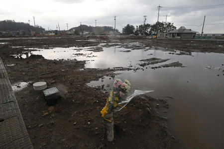 大規模火災が起きた石川県輪島市の観光名所「朝市通り」付近では被災建物の解体が進み、更地には花束が添えられていた＝３１日午後