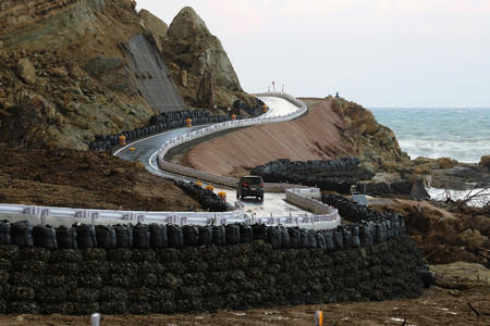 １２月に全面通行可能となった国道２４９号＝３１日午後、石川県珠洲市