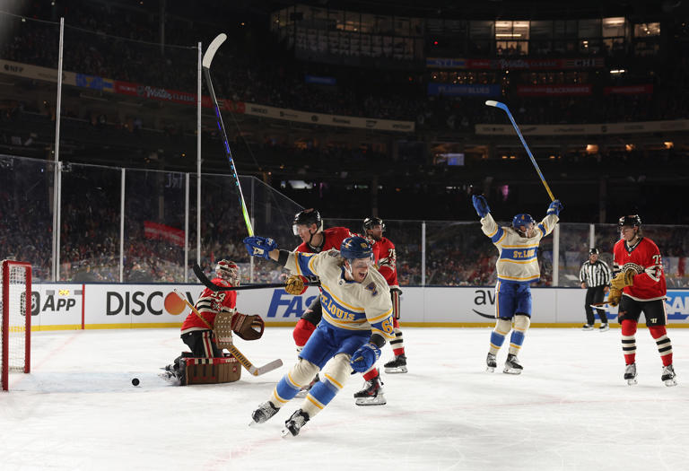 Blackhawks lose, 6-2, to Blues at Wrigley Field — their 6th defeat in 7 Winter Classics