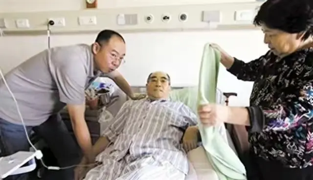 庄则栋临终前放心不下日本妻子，泪眼婆娑：你没有医保，没有工资