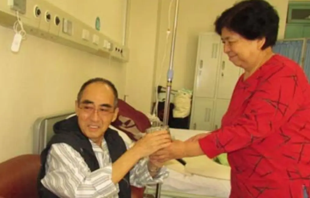 庄则栋临终前放心不下日本妻子，泪眼婆娑：你没有医保，没有工资
