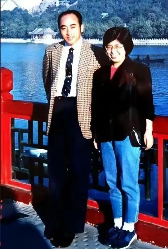 庄则栋临终前放心不下日本妻子，泪眼婆娑：你没有医保，没有工资