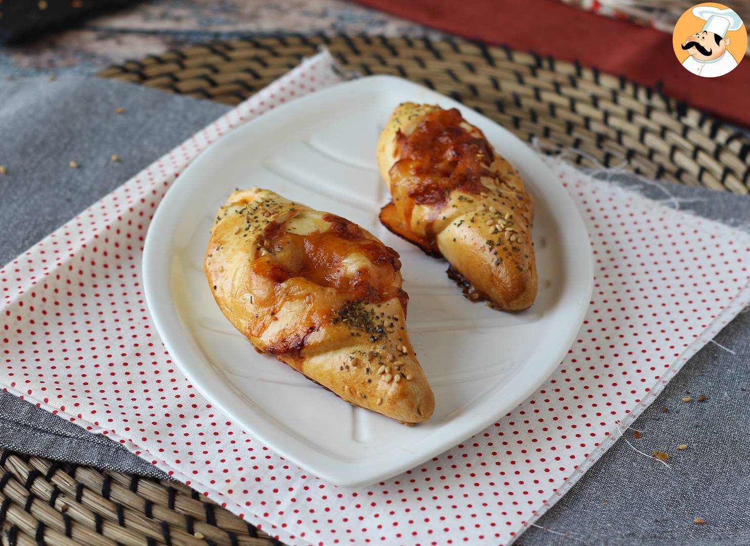 Pizzabrötchen, gefüllt mit tomatensoße, schinken und mozzarella