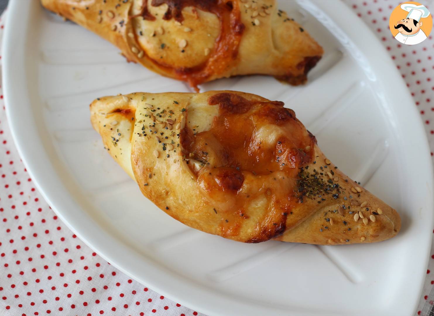 Pizzabrötchen, gefüllt mit tomatensoße, schinken und mozzarella