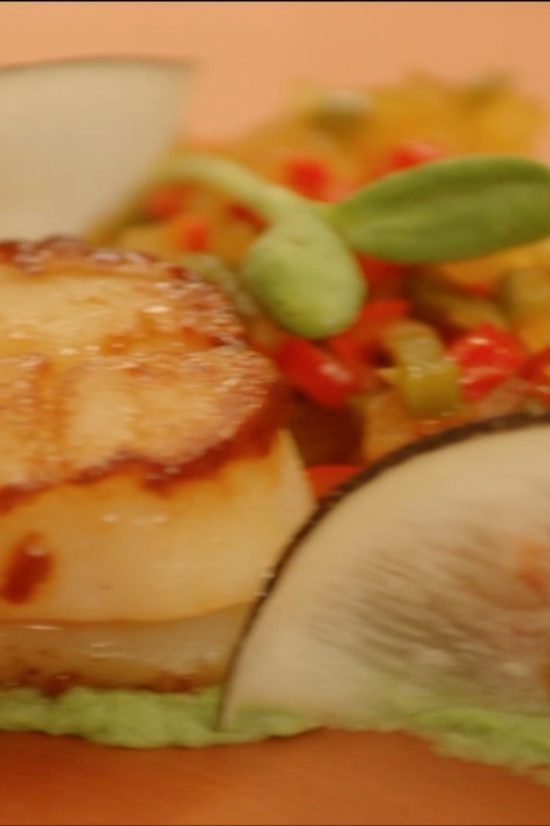 Perfekt gebratene Jakobsmuscheln mit rotem Paprika-Relish