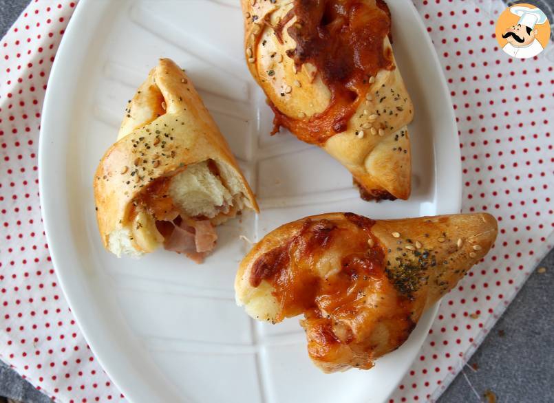 Pizzabrötchen, gefüllt mit tomatensoße, schinken und mozzarella