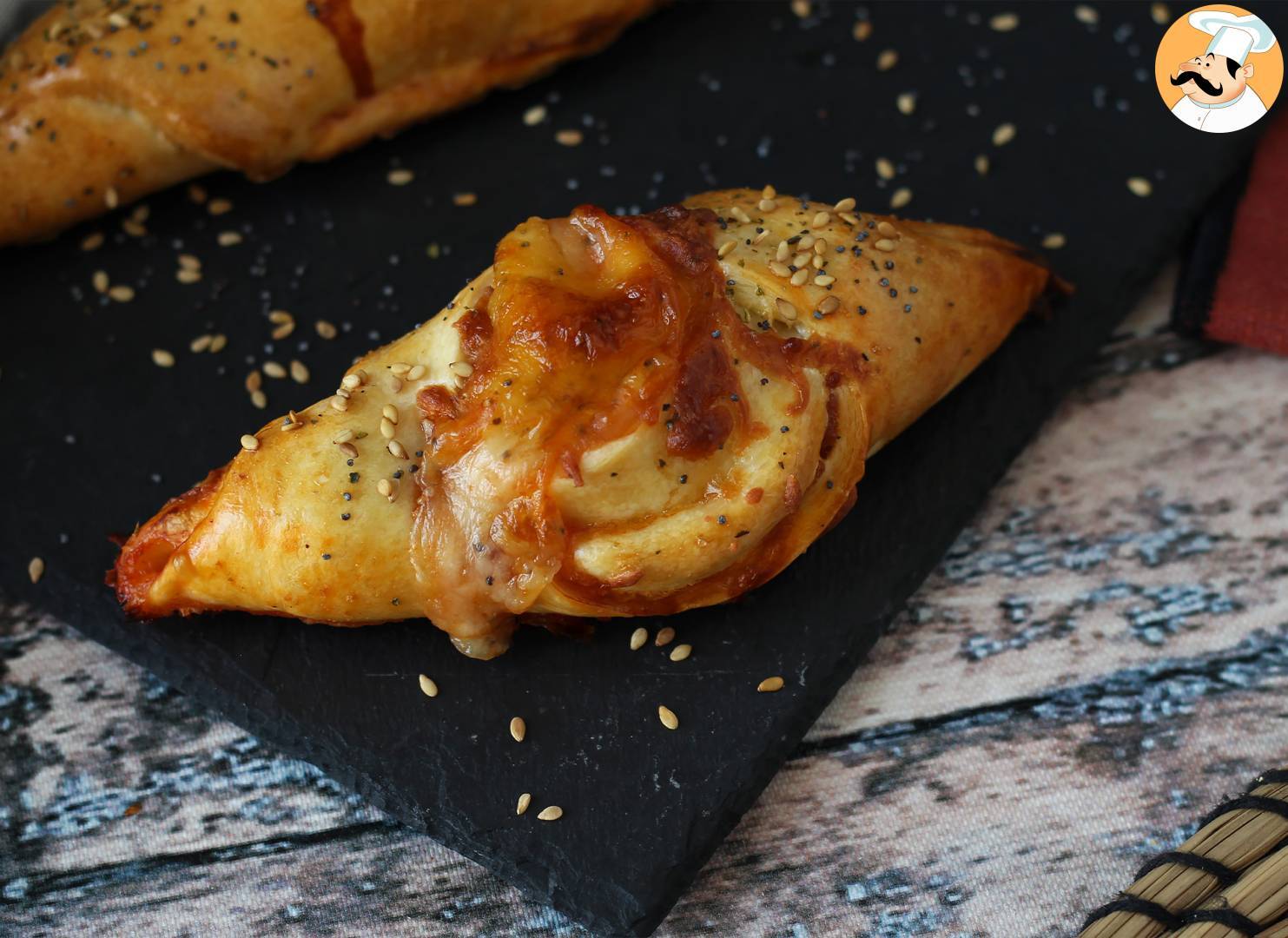 Pizzabrötchen, gefüllt mit tomatensoße, schinken und mozzarella