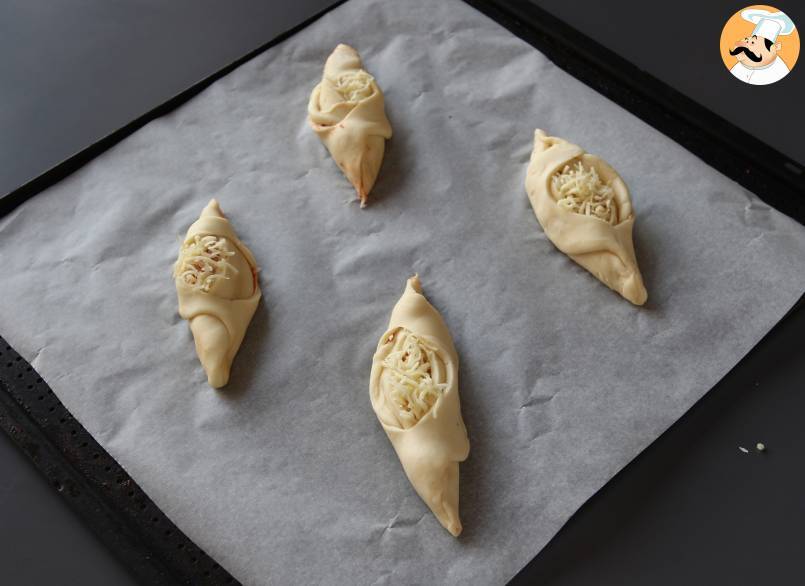 Pizzabrötchen, gefüllt mit tomatensoße, schinken und mozzarella