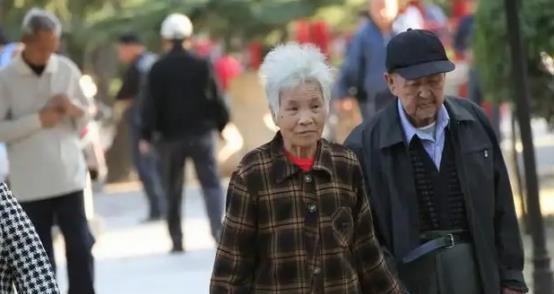 多散步对血管好？50岁后，坚持这两件事，或许比运动还重要！