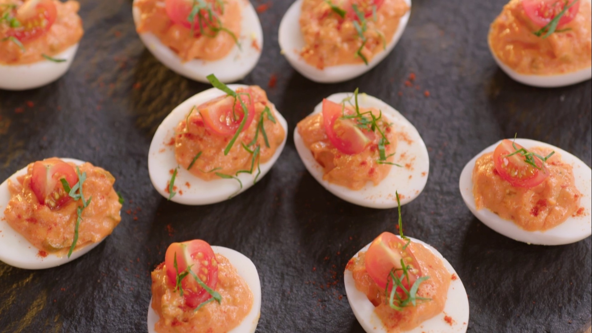 Gefüllte Eier mit Thunfisch und spanischem Sofrito