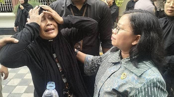 Seorang ibu menangis histeris setelah mendapat putusan restitusi tragedi Kanjuruhan untuk anaknya yang tewas hanya ditetapkan Rp15 juta. (tribunjatim.com/Tony Hermawan)