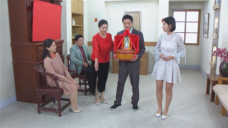 藍葦華（中）為妹妹舉行冥婚，現場笑料聲不斷。。（圖／民視提供）